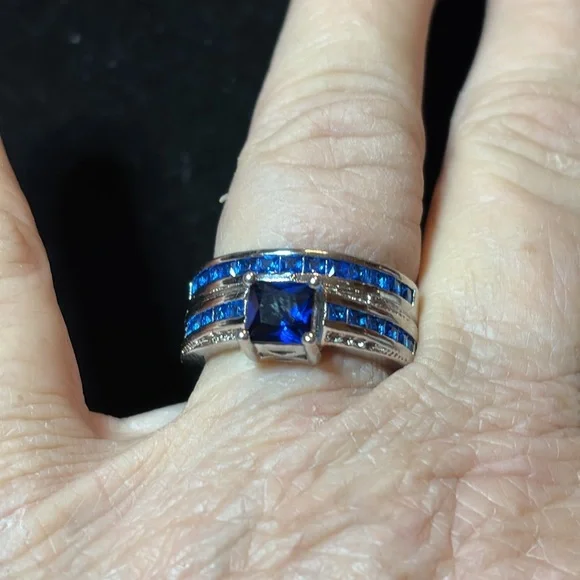 Sterling ring with blue stones - Picture 3 of 6